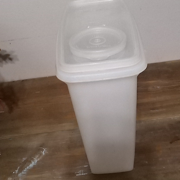 Tupperware container - Picture 2 of 4